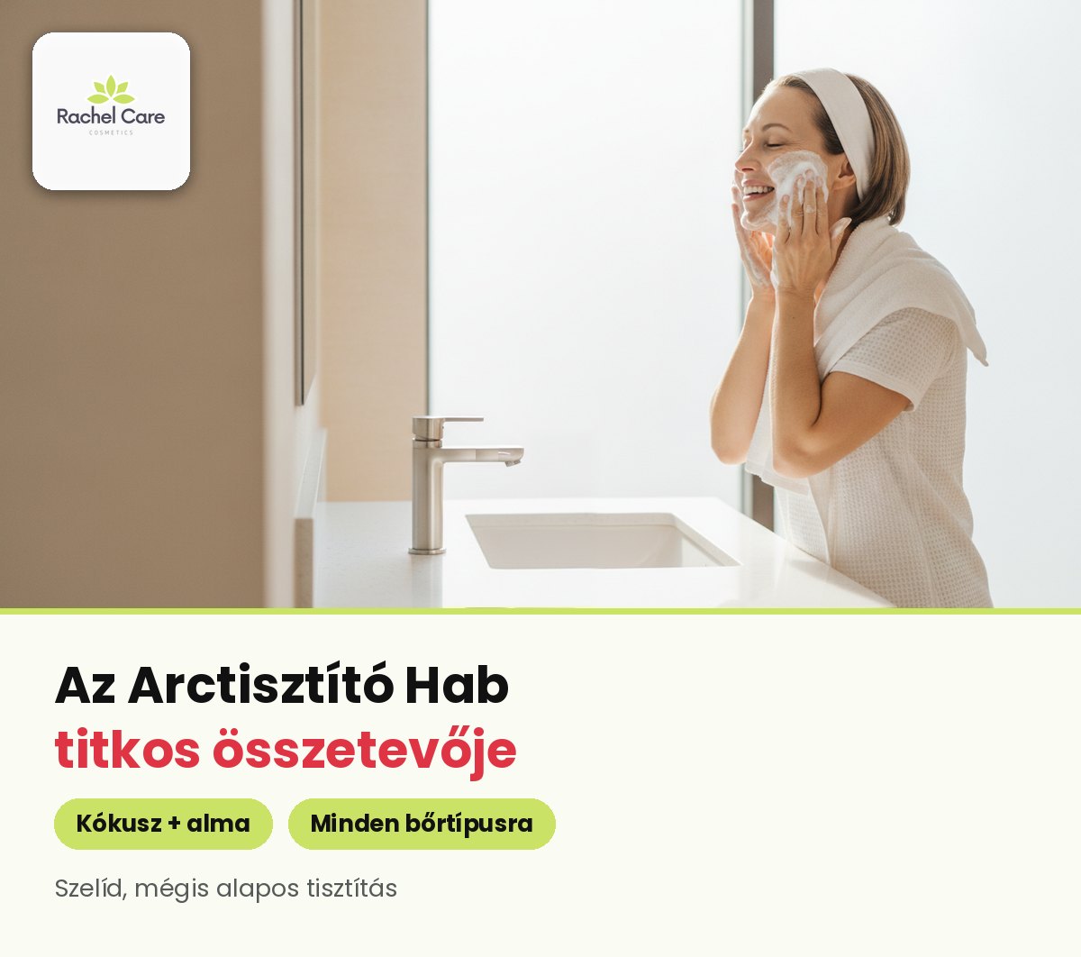 Mosolygó nő habbal mossa az arcát egy világos fürdőszobai mosdó előtt reggel